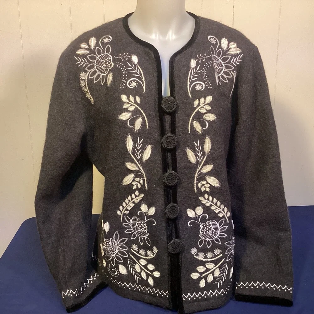 Embroidered Carson Women’s wool jacket with lining size large